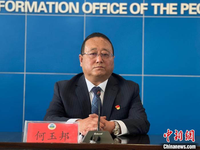圖為青海湖國(guó)家級(jí)自然保護(hù)區(qū)管理局局長(zhǎng)何玉邦在發(fā)布會(huì)上介紹青海湖生態(tài)保護(hù)情況?！±罱瓕?攝