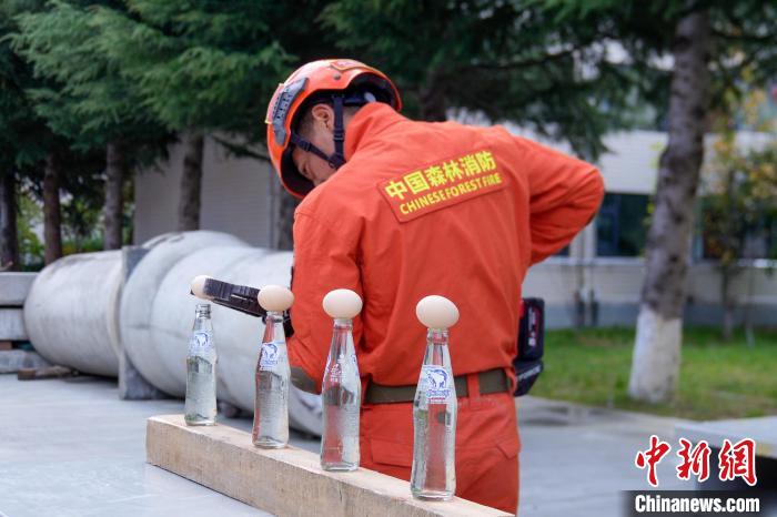 西藏林芝森林消防技能大練兵現(xiàn)場，消防員使用液壓鉗夾取雞蛋。　楊永龍 攝