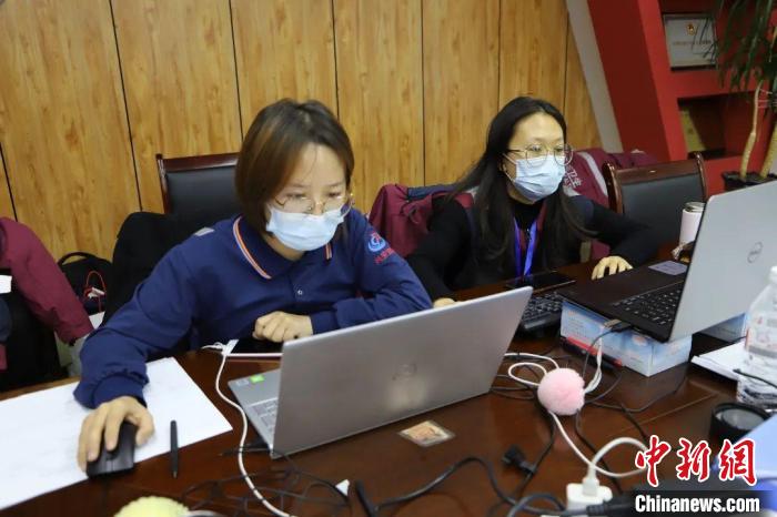 圖為通宵達(dá)旦工作的流調(diào)員?！∨d安盟衛(wèi)健委供圖