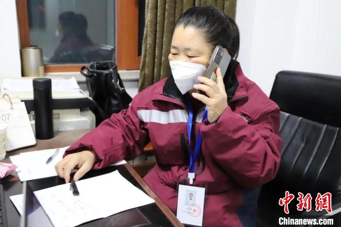 圖為王永清撥打電話進(jìn)行流調(diào)信息核查。　興安盟衛(wèi)健委供圖