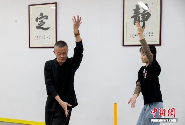 10月11日，在位于武漢市漢陽區(qū)的一家武館，46歲的臺(tái)胞陳文挺正在教學(xué)員練習(xí)八卦掌。<a target='_blank' href='/'>中新社</a>記者 張暢 攝
