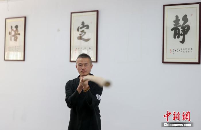 10月11日，在位于武漢市漢陽區(qū)的一家武館，46歲的臺(tái)胞陳文挺正在練習(xí)棍法。<a target='_blank' href='/'>中新社</a>記者 張暢 攝