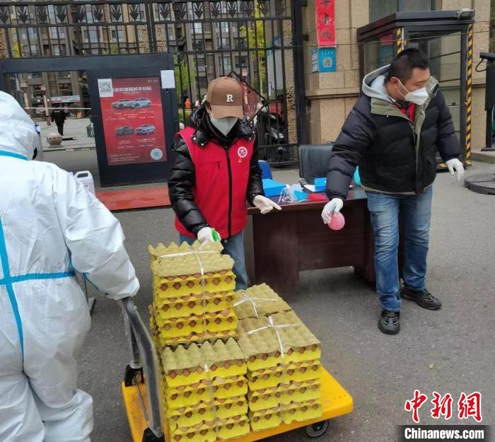 圖為王琳琳(左二)加入“紅馬甲”行列?！⊥趿樟展﹫D