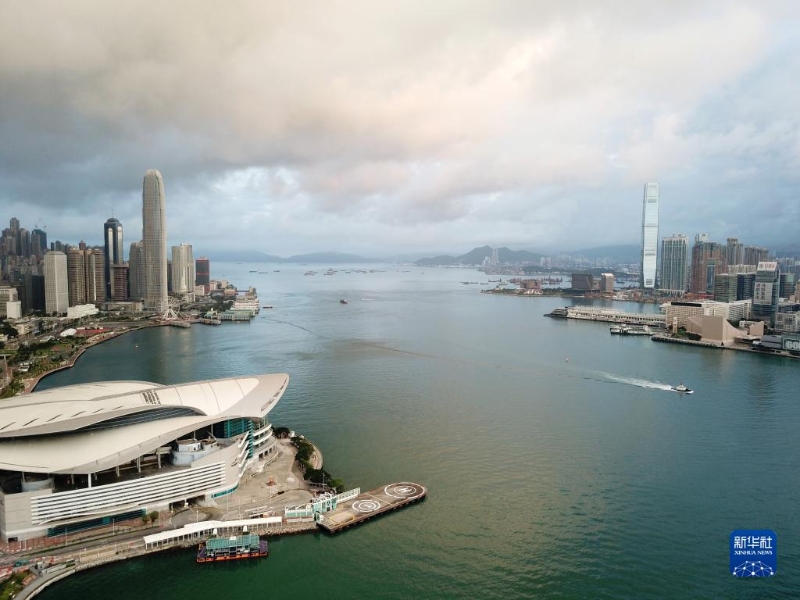 這是香港國際金融中心二期（左上）、香港環(huán)球貿易廣場（右）（2022年5月31日攝，無人機照片）。新華社記者 李鋼 攝