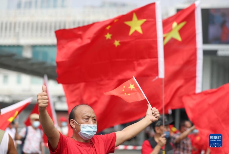 2021年10月1日，香港市民在尖沙咀揮舞國旗。（新華社記者 吳曉初 攝）