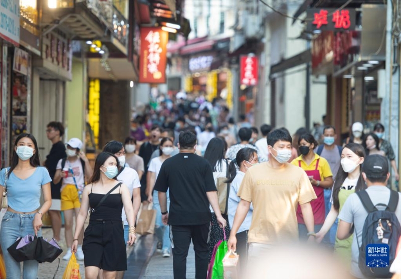 10月4日，游客在澳門大三巴牌坊前的手信街游覽。新華社記者 張金加 攝