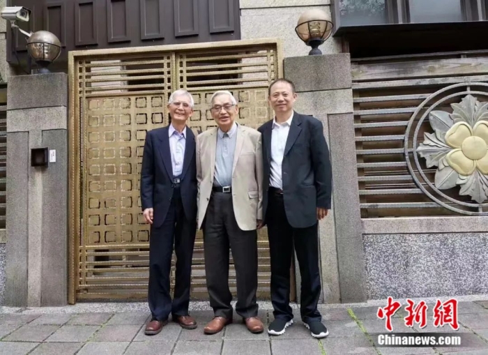 謝柏梁教授(右一)與曾永義教授(中)、洪惟助教授(左一)在曾永義教授寓所前留影。謝柏梁教授供圖