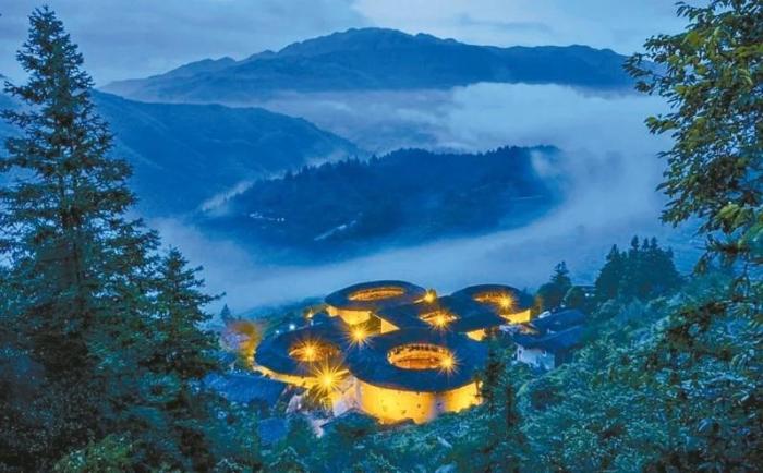 夜色下的田螺坑土樓群。圖片來源：臺灣《經(jīng)濟(jì)日報(bào)》