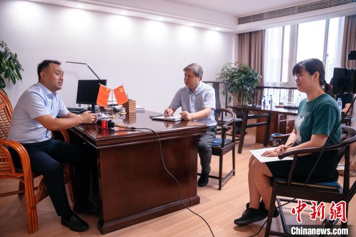 圖為建甌市市長(zhǎng)吳偉(左一)接受<a target='_blank' href='/' >中新網(wǎng)</a>記者專訪。　李南軒 攝