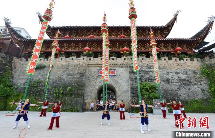 被列入福建省第一批省級(jí)非物質(zhì)文化遺產(chǎn)代表作名錄的建甌挑幡亦是建甌竹文化的體現(xiàn)?！×秩嗜A 攝