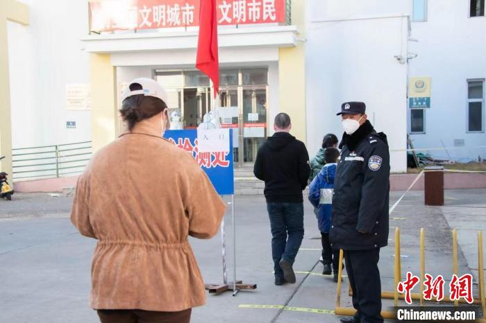 圖為王福在維持核酸檢測秩序?！∈?攝