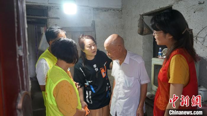 “老漂族”志愿服務(wù)隊(duì)走訪轄區(qū)高齡老人?！⒂旯﹫D