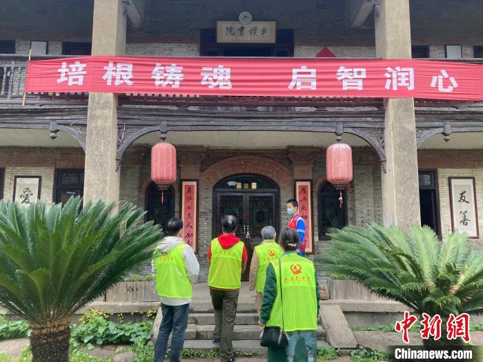 “老漂族”志愿服務(wù)隊(duì)收集各類慈孝故事現(xiàn)場(chǎng)。　劉雨供圖