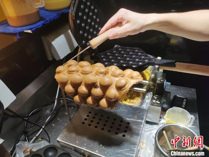 店家制作港式小食雞蛋仔?！∈茉L者 供圖