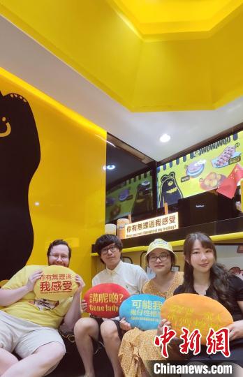 李凱榮(左2)和朋友常常在永慶坊的店內(nèi)聚會?！∈茉L者 供圖