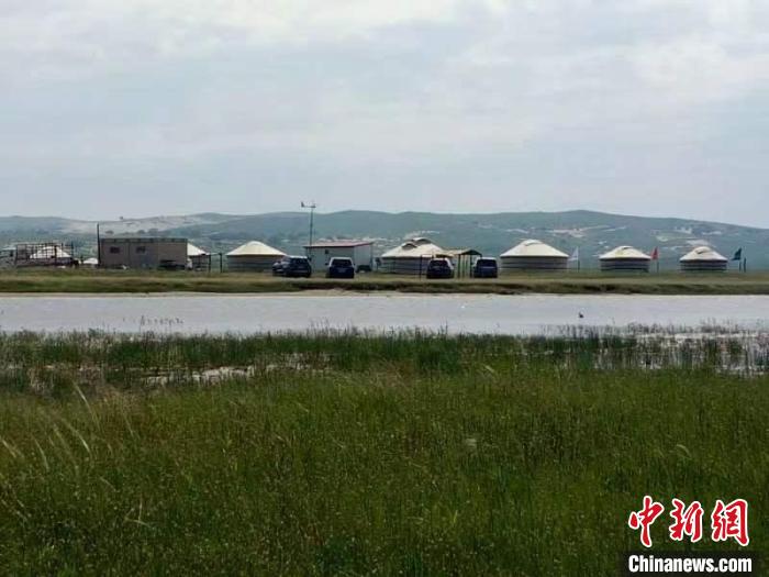 圖為如今的渾善達(dá)克沙地腹地?！」苡佬?攝