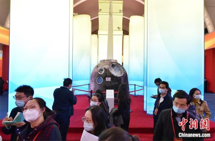 圖為中央綜合展區(qū)第一單元展區(qū)觀(guān)眾在參觀(guān)神舟十二號(hào)返回艙 <a target='_blank' href='/' >中新網(wǎng)</a>記者 李霈韻 攝。