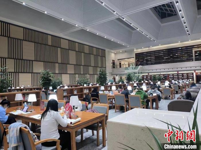 “泡館”、自習(xí)、“云科普”：中國民眾熱衷“花式充電”