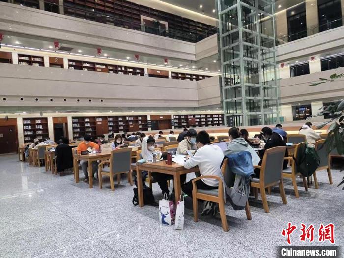 長春一家圖書館內(nèi)，有很多市民在學(xué)習(xí)(資料圖) 譚偉旗 攝