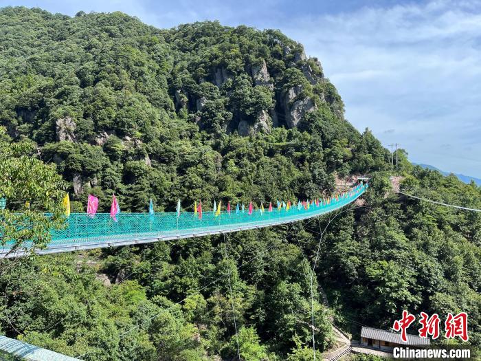 鋼網(wǎng)索橋。　胡宇輝供圖