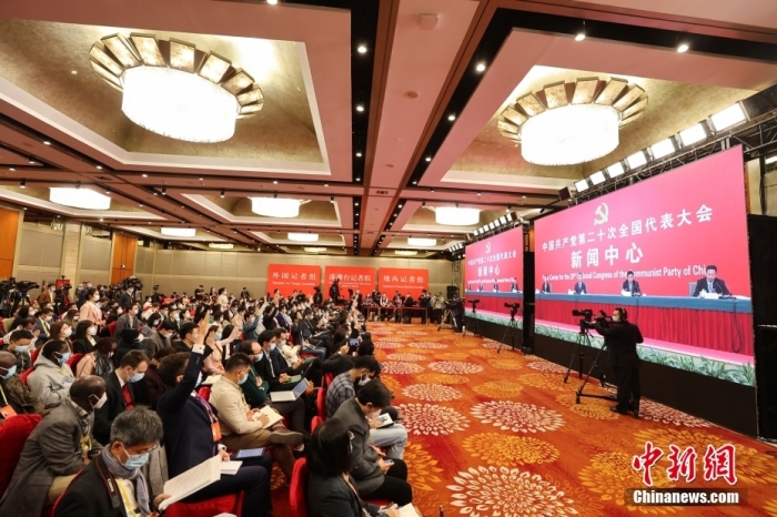 圖為記者在分會(huì)場(chǎng)參加記者招待會(huì)。 <a target='_blank' href='/'>中新社</a>記者 蔣啟明 攝
