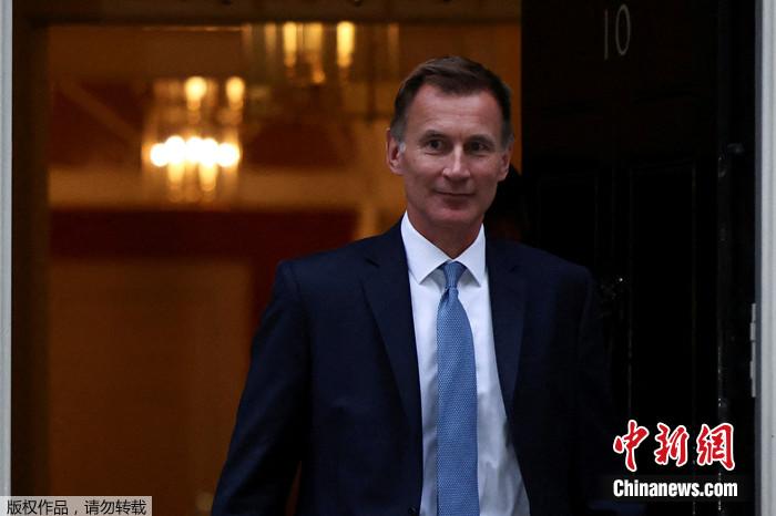 當?shù)貢r間2022年10月14日，英國新任財政大臣杰里米?亨特離開英國倫敦唐寧街10號。