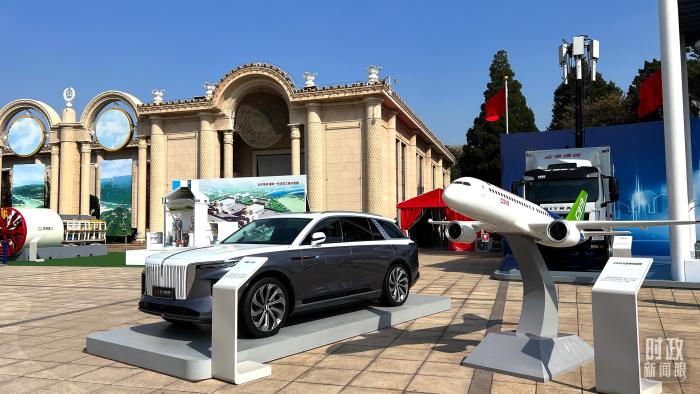 △“奮進新時代”主題成就展展出的C919大型客機模型等。(總臺央視記者趙化拍攝)