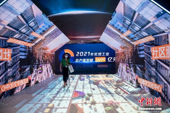 資料圖：9月2日，北京，在服貿(mào)會(huì)首鋼園展區(qū)，觀眾穿過被屏幕360度包圍的走廊。<a target='_blank' href='/' >中新網(wǎng)</a>記者 李駿 攝