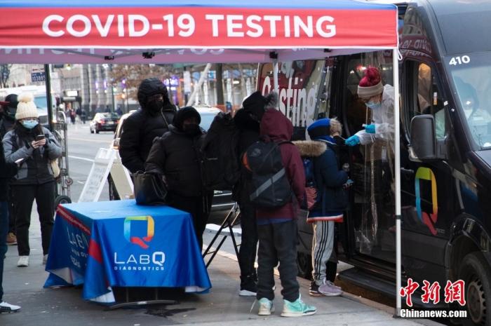 當(dāng)?shù)貢r間1月4日，美國紐約曼哈頓14街一處新冠病毒檢測站為居民做檢測。<a target='_blank' href='/'>中新社</a>記者 廖攀 攝