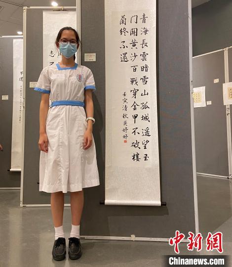 吳婷婷同學(xué)與自己的得獎作品合影?！∥喝A都 攝