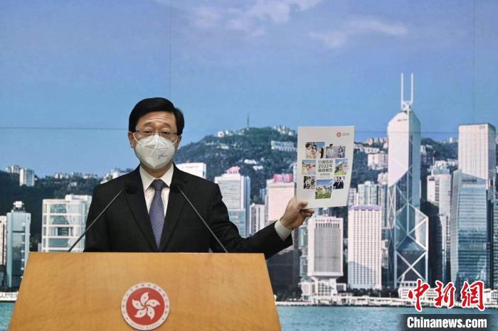 李家超向傳媒展示施政報告政策措施篇章?！±钪救A 　攝