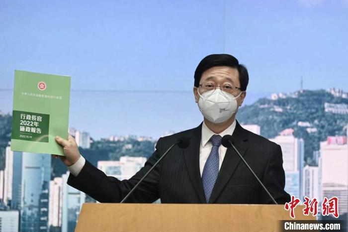 李家超向傳媒展示其首份施政報(bào)告?！±钪救A 攝