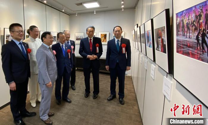 中國(guó)駐日本大使館臨時(shí)代辦楊宇、日本前首相鳩山由紀(jì)夫參觀攝影展。　主辦方供圖