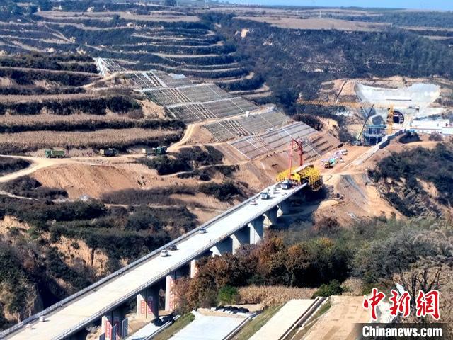 圖為航拍大橋?！⊥跣禽x 攝