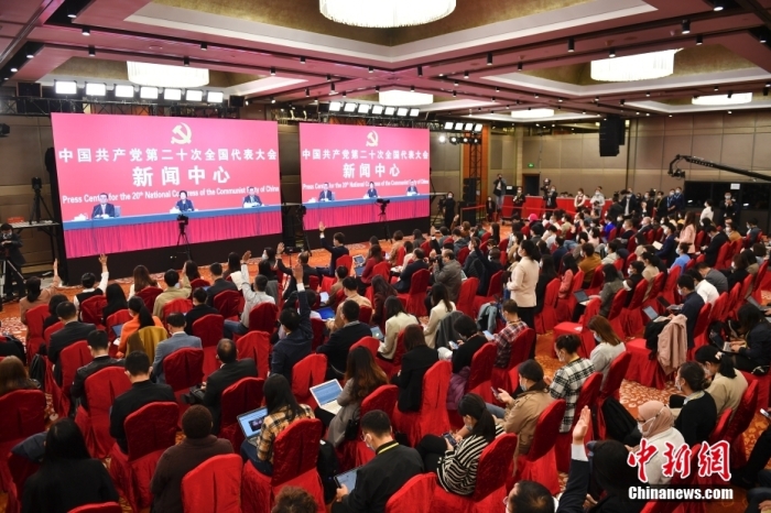 10月20日，中國(guó)共產(chǎn)黨第二十次全國(guó)代表大會(huì)新聞中心舉行記者招待會(huì)。中央對(duì)外聯(lián)絡(luò)部副部長(zhǎng)沈蓓莉，外交部黨委委員、副部長(zhǎng)馬朝旭圍繞“習(xí)近平外交思想指引中國(guó)特色大國(guó)外交開(kāi)拓前行”主題與記者交流。圖為記者在分會(huì)場(chǎng)舉手提問(wèn)。 <a target='_blank' href='/'>中新社</a>記者 田雨昊 攝