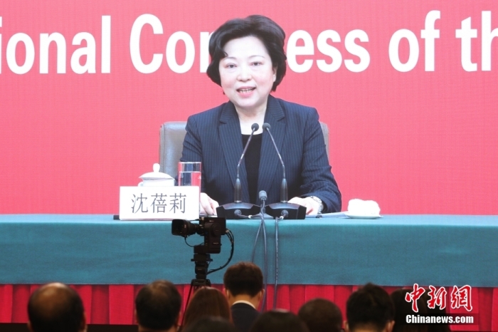 10月20日，中國共產(chǎn)黨第二十次全國代表大會新聞中心舉行記者招待會。中央對外聯(lián)絡(luò)部副部長沈蓓莉，外交部黨委委員、副部長馬朝旭圍繞“習近平外交思想指引中國特色大國外交開拓前行”主題與記者交流。圖為在分會場拍攝的沈蓓莉通過視頻回答記者提問。 <a target='_blank' href='/'>中新社</a>記者 蔣啟明 攝