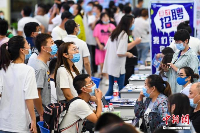 資料圖：求職者在會(huì)場(chǎng)尋覓工作崗位。
<a target='_blank' href='/'>中新社</a>記者 武俊杰 攝