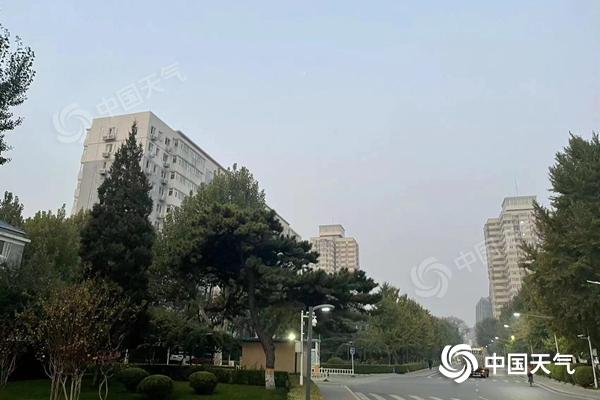 北京今晨有輕霧。(圖/中國天氣網(wǎng) 王曉)