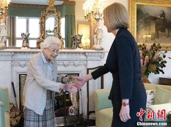 2022年9月6日，英國蘇格蘭，英國首相特拉斯覲見英國女王伊麗莎白二世。白金漢宮發(fā)言人此前表示，由于持續(xù)的“行動不便”，女王將在蘇格蘭巴爾莫勒爾度假地任命新首相。而這打破了王室多年來的先例。圖片來源：視覺中國