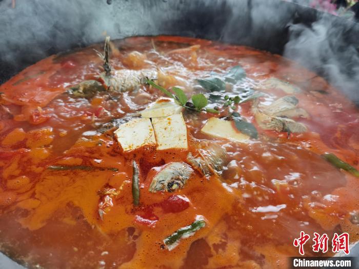 資料圖：貴州苗家酸湯魚(yú)?！≈苎嗔?攝