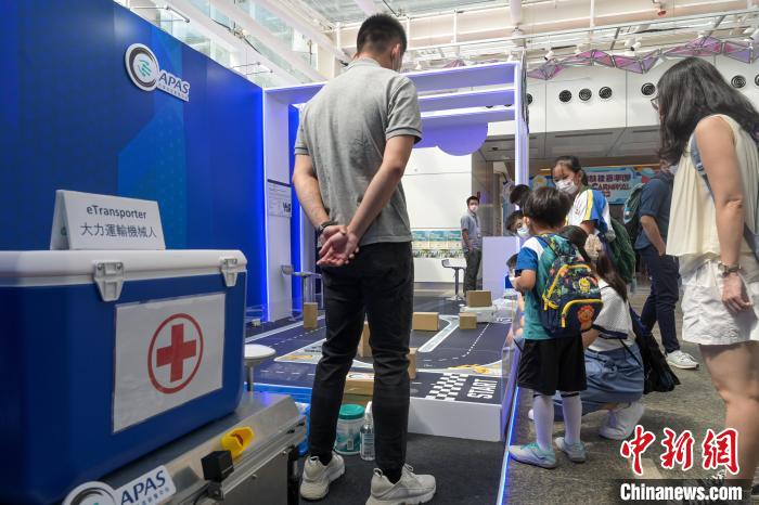 參與者試玩大力運輸機械人?！￡愑乐Z 攝