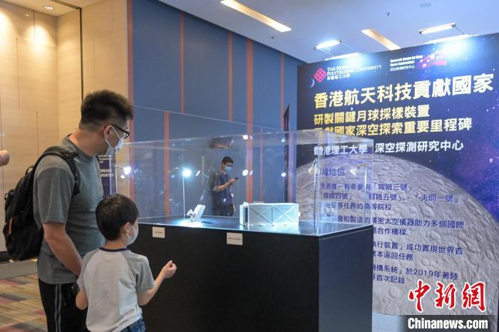 參與者觀看航天相關(guān)展品。　陳永諾 攝