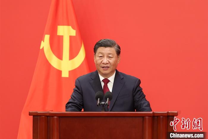 10月23日，剛剛在中國共產(chǎn)黨第二十屆中央委員會第一次全體會議上當(dāng)選的中共中央總書記習(xí)近平和中共中央政治局常委李強、趙樂際、王滬寧、蔡奇、丁薛祥、李希在北京人民大會堂同中外記者親切見面。圖為習(xí)近平發(fā)表重要講話。 <a target='_blank' href='/'>中新社</a>記者 盛佳鵬 攝
