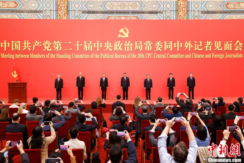 10月23日，剛剛在中國共產(chǎn)黨第二十屆中央委員會第一次全體會議上當(dāng)選的中共中央總書記習(xí)近平和中共中央政治局常委李強、趙樂際、王滬寧、蔡奇、丁薛祥、李希在北京人民大會堂同中外記者親切見面。 <a target='_blank' href='/'>中新社</a>記者 盛佳鵬 攝