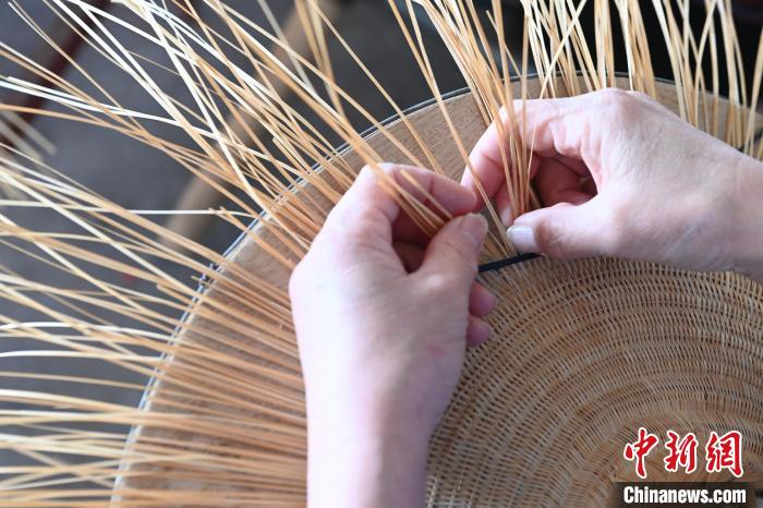 工匠正在編織花竹帽。　王以照 攝