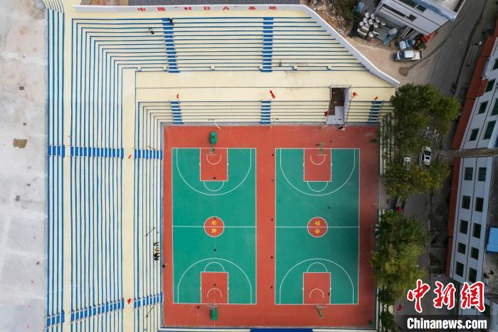 圖為臺盤村改擴建后的“村BA”球場?！√普?攝