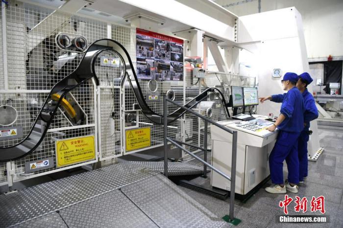 資料圖為工人在泉州一工廠自動(dòng)化車間工作。 <a target='_blank' href='/'>中新社</a>記者 王東明 攝
