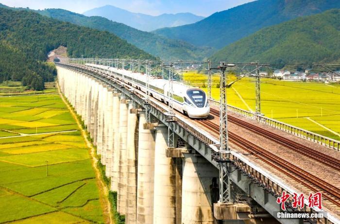 資料圖為動(dòng)車組列車行駛在向蒲鐵路上。 <a target='_blank' href='/'>中新社</a>記者 王東明 攝