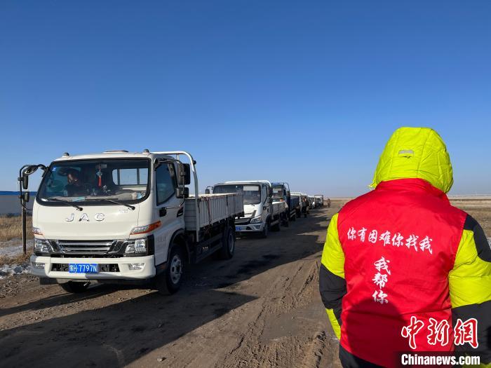 圖為牧民們正排隊(duì)等著拉煤?！氁舳继m 攝