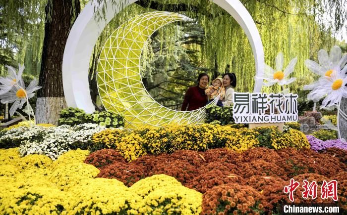 10月25日，第43屆趵突泉金秋菊展在濟(jì)南天下第一泉風(fēng)景區(qū)開幕。　張勇 攝